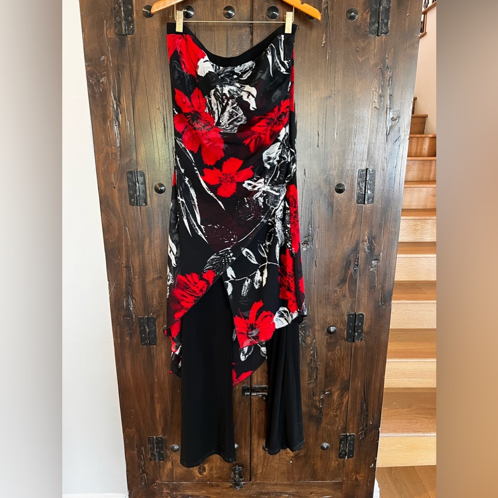 Ladies dress pantsuit blacks and red elegant size 12 

Boutique sexy
